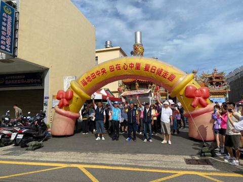 牧木行銷有限公司 - 健走是一個非常養生且適度運動的一種運動。此次位於龍井福田宮的健走，更是將活動昇華到嘉年華的感覺，除了沿途的補給站由當地團體大力支援外，會場內也有著豐富的活動，遊戲區、氣墊區、美食區、飲料區等等。當然還有最重要的魔術表演、姐姐帶動跳及摸彩活動。