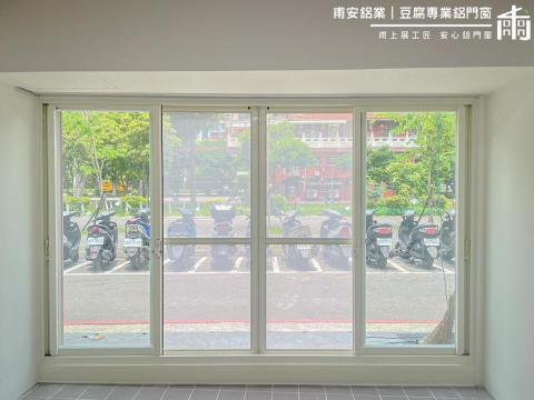 甫安鋁業｜豆腐專業鋁門窗 - 牙白色四拉落地窗