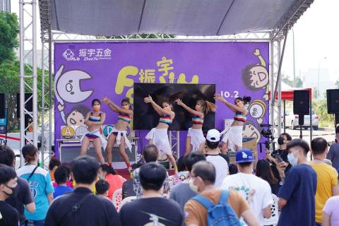 牧木行銷有限公司 - 振宇五金家庭日，為慰勞公司員工的努力及辛勞，邀請公司員工及員工眷屬共同參與此次企業家庭日。透過現場的互動小遊戲、以及優秀員工頒獎等等，讓眷屬們更了解家人的工作內容，並且知道公司對於員工的用心，更能有效提升員工向心力。