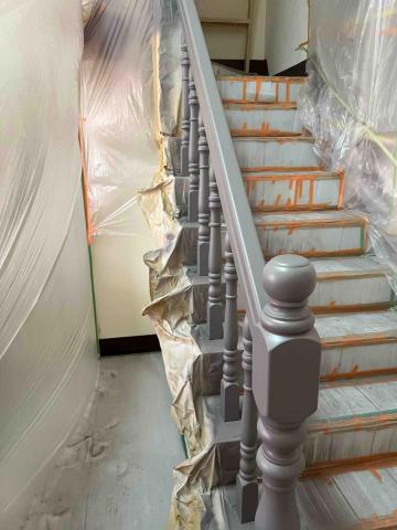 立宇油漆統包工程行 - 老舊樓梯扶手重新補土 打磨 及噴漆