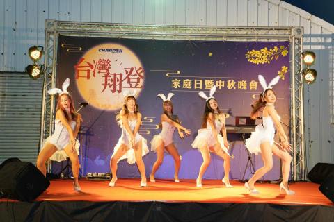 牧木行銷有限公司 - 台灣翔登家庭日暨中秋晚會，挺過了疫情，終於可以在中秋節的晚上來犒賞同仁了！這次準備了相當豐富的內容來讓同仁同樂，總鋪師現炒、啤酒車、烤大豬、PIZZA車、可口可樂車等等讓同仁看得眼花撩亂，當然少不了熱情的辣妹開場、幽默的主持人以及歡樂的樂隊，讓整場活動格外熱鬧，