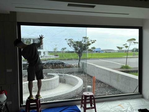 B.X專業隔熱紙 - 宜蘭住家大落地窗施工 透光度50% 鏡面效果 B.X專業隔熱紙 - 宜蘭住家大落地窗施工 透光度50% 鏡面效果