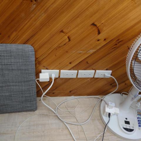 陳尼克 - 牆壁開孔裝設插座