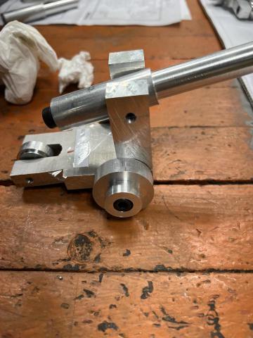 林伯諺 - 在機械教室最後的成品，必須經過一系列的切削、打磨、鑽孔、機器洗過之後才能成功組裝。