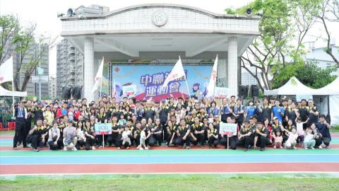 牧木行銷有限公司 - 中聯油脂第一次的運動會，跳脫以往單純的家庭日旅遊，這次選擇用運動會來去呈現。比賽的內容也精心挑選過，是大小朋友都可以一起參與的比賽。透過一種小小的競賽，更能增進家庭間的和諧，讓這場運動會不僅僅是單純的競賽，更多的是家庭間感情的升溫。