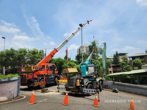 佳美園藝 - 出動兩台吊車，刁鑽的位置鋸樹