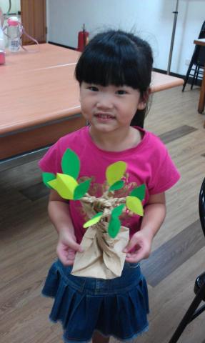 陳蕙姬 - 紙袋做成的小樹