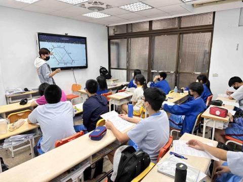 林貫原 - 於補習班上台授課