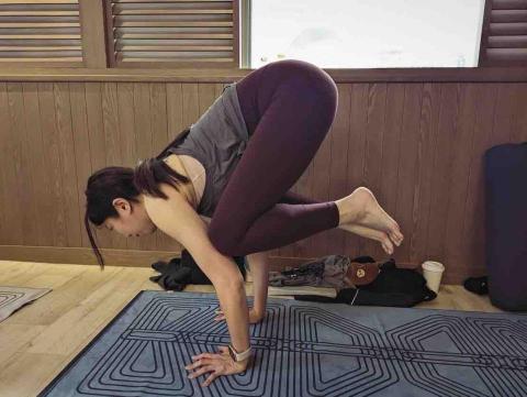 Emma's Yoga 瑜珈皮拉提斯｜小班教學 - 烏鴉式
