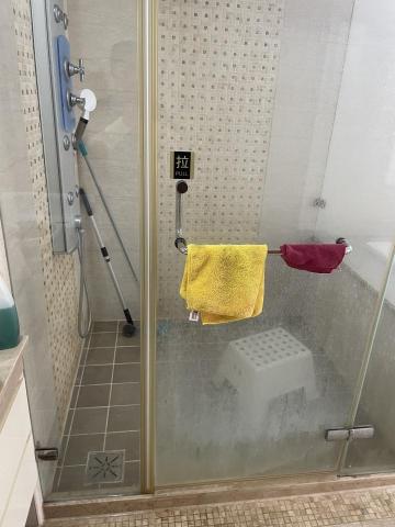 鄭宇岑 - 左邊?小塊玻璃是整理後，右邊?門玻璃還未清理的水垢