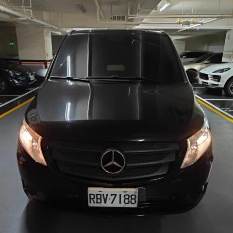 提供染髮劑黑色服務的專家林韋呈