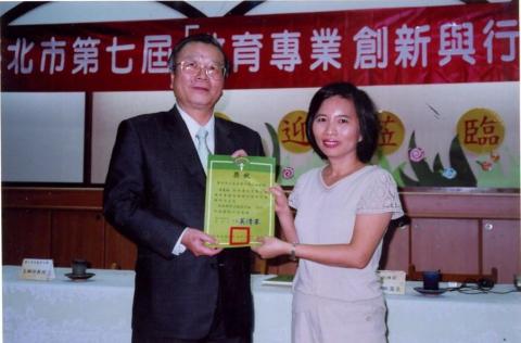 陳蕙姬 - 教育局副局長頒發行動研究奬狀