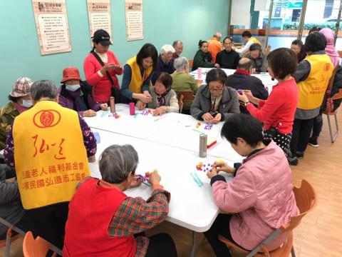 陳蕙姬 - 弘道老人福利基金會教長者黏土捏塑