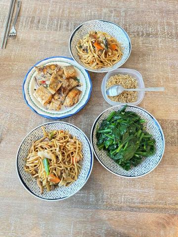 鄭韻伶 - 炒麵 青菜 勿仔魚。百帶魚