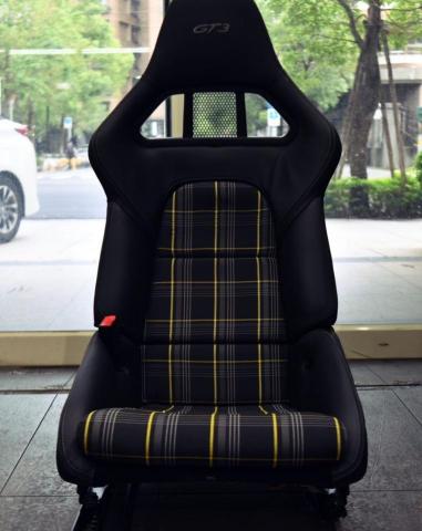 百世博國際 - 車款 : 911 GT3 (991)
專案故事 : 您或許也曾聽過著名的「千島格紋內裝」,Pepita 千鳥格紋在保時捷 356 車型上以特殊訂製形式首次亮相,此後便成為高階車款的內裝選配之一,比起原本的黑色麂皮材質,換上全新的千島格紋樣式讓本就經典的GT3質感提升到全新境界! 百世博國際 - 車款 : 911 GT3 (991)
專案故事 : 您或許也曾聽過著名的「千島格紋內裝」,Pepita 千鳥格紋在保時捷 356 車型上以特殊訂製形式首次亮相,此後便成為高階車款的內裝選配之一,比起原本的黑色麂皮材質,換上全新的千島格紋樣式讓本就經典的GT3質感提升到全新境界!