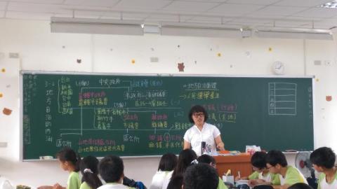 洪韵軒 - 課堂+版書