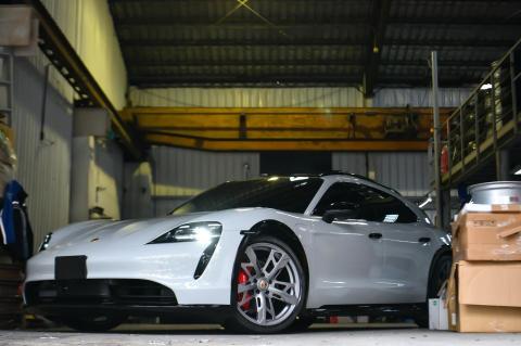 百世博國際 - 車款 : Taycan Cross Turismo
專案故事 : 這台CT的車主因為奢侈稅門檻訂購時只能放棄所有外觀選配,但既然是夢想車又怎麼能放棄她最美的型態呢? 
與車主討論後選擇了1:1鍛造CT Design 21吋鋁圈,搭配彩色Logo鋁圈蓋,另外原廠輪拱的防刮材質可說是CT最大敗筆,我們提出把所有防刮材質改為玉金黑烤漆,果然質感大加分。全部還不到原廠選一組鋁圈費用,面子裡子都有了! 百世博國際 - 車款 : Taycan Cross Turismo
專案故事 : 這台CT的車主因為奢侈稅門檻訂購時只能放棄所有外觀選配,但既然是夢想車又怎麼能放棄她最美的型態呢? 
與車主討論後選擇了1:1鍛造CT Design 21吋鋁圈,搭配彩色Logo鋁圈蓋,另外原廠輪拱的防刮材質可說是CT最大敗筆,我們提出把所有防刮材質改為玉金黑烤漆,果然質感大加分。全部還不到原廠選一組鋁圈費用,面子裡子都有了!