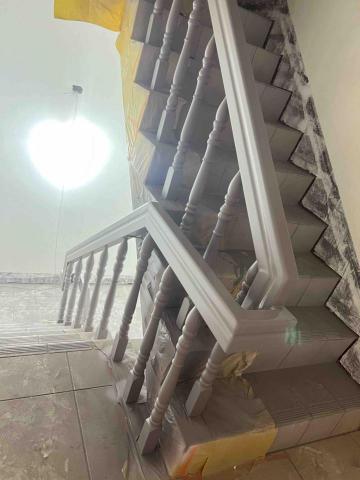 立宇油漆統包工程行 - 老舊樓梯扶手重新補土打磨及噴漆