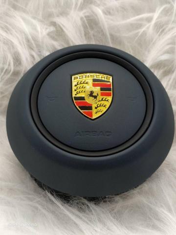 百世博國際 - 車款 : 911 Carrera (992)
專案故事 : 擁有一輛保時捷911可說是許多愛車人的夢想,但車主選配時卻忘記勾【GT樣式跑車方向盤】,方向盤少了3點 & 9點鐘凸點就少了點熱血氣息,有趣得是,把方向盤改為GT樣式不難,難在車主為搭配車色連內裝都選了真皮藍內裝,而原廠方向盤貨源只有黑色...經過數日尋訪我們終於找到同原廠染色工法的職人師傅來施作改色,讓車主直呼太神奇! 百世博國際 - 車款 : 911 Carrera (992)
專案故事 : 擁有一輛保時捷911可說是許多愛車人的夢想,但車主選配時卻忘記勾【GT樣式跑車方向盤】,方向盤少了3點 & 9點鐘凸點就少了點熱血氣息,有趣得是,把方向盤改為GT樣式不難,難在車主為搭配車色連內裝都選了真皮藍內裝,而原廠方向盤貨源只有黑色...經過數日尋訪我們終於找到同原廠染色工法的職人師傅來施作改色,讓車主直呼太神奇!