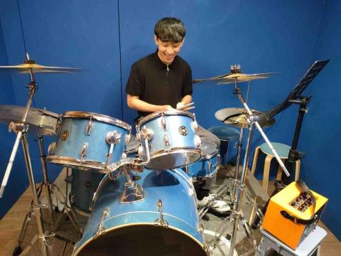 高榮廷 - 喜歡打爵士鼓，跟老師學過三年、自學三年，大學熱音社具有組團表演經驗。