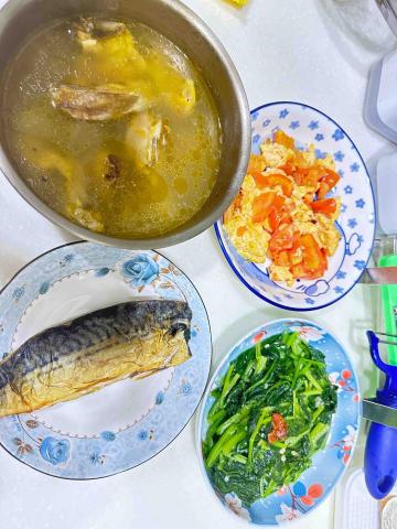 鄭韻伶 - 雞湯 青菜。番茄炒蛋。秋刀魚