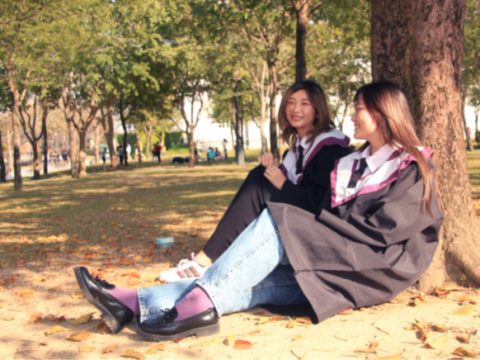 唐子軒 - 應屆畢業生委託拍攝
人像攝影 學士服寫真
在樹蔭下與好友小憩， 一邊回憶著大學生活，一邊展望未來，在言語及動作間的抓拍，相較於棚內擺拍，多了點純真與青春的氛圍。