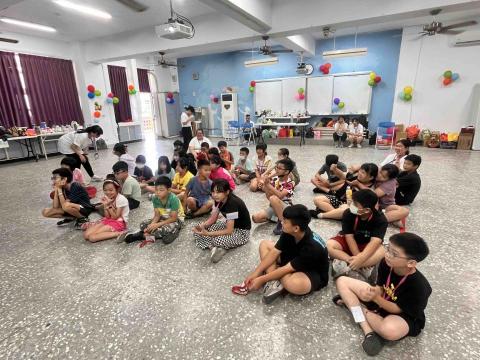 劉宥靚 - 帶營隊和孩子互動