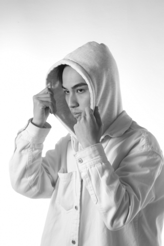 唐子軒 - 人像攝影
以黑白的方式呈現與彩色不同的氛圍