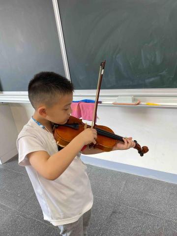 張震 - 小朋友勇於嘗試不同練習方式！