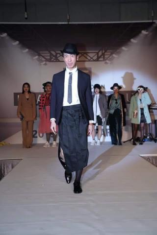 張至正 - 舞台裝