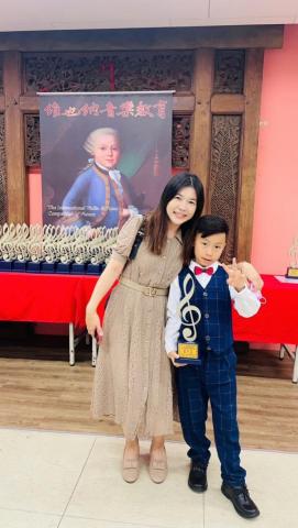 林老師鋼琴音樂升學檢定教室 - 2024年巴洛克音樂大賽與得獎學生合影