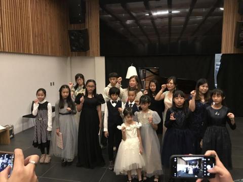 林老師鋼琴音樂升學檢定教室 - 每年都固定舉行的音樂會，我和可愛又努力的學生們合影