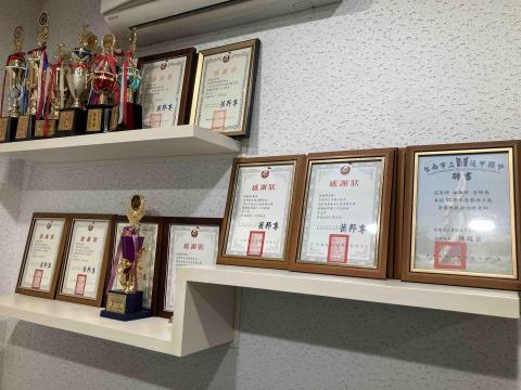 林老師鋼琴音樂升學檢定教室 - 歷年來我學生得獎的獎盃獎狀