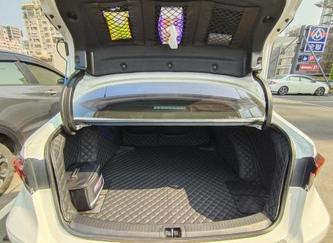 德 多元化計程車 - 德 多元化計程車 油電車 (行李箱空間)