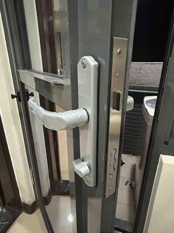 築峰門片安裝 - 鋁門改鎖(白鐵通風門水平鎖) 築峰門片安裝 - 鋁門改鎖(白鐵通風門水平鎖)