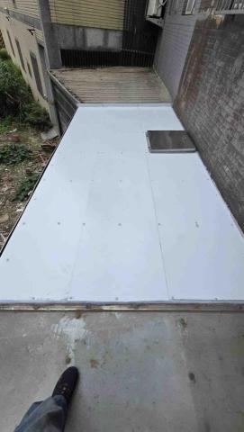 翼鳴有限公司 鋼鋁工程 - 客戶pc板經常破裂，在不考慮採光的情況下，建議換成鋁塑板（外白內銀）加維修孔