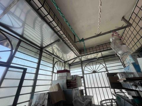 翼鳴有限公司 鋼鋁工程 - 客戶原本pc板嚴重破裂，因採光充足也怕以後再破損，建議用不鏽鋼板+草皮減少下雨時的吵雜聲