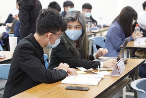 Clara Lee/英文家教 - Model United Nations 會議進行