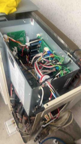 鑫翔冷氣維修保養 - 一對四主機板維修