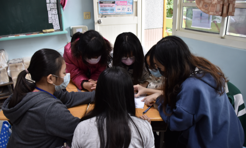 吳庭儀 - 圖為2021雲林偏鄉服務學習團 擔任隊輔之教學照片

高中起，就透過各種活動帶領、陪伴小朋友，累積自主學習歷程，同時學習如何長時間和不同個性、不同情形的孩子相處。