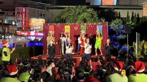 方怡婷 - 私立愛林幼兒園的聖誕晚會，我們在台上說演故事&主持，逗的小朋友哈哈大笑，現場氣氛熱烈