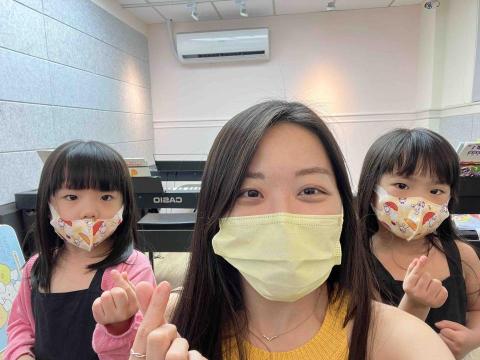 愛麗絲的音樂工作坊 - 雙胞胎特別穿漂亮的衣服來上課哈哈！好可愛！（4歲半）