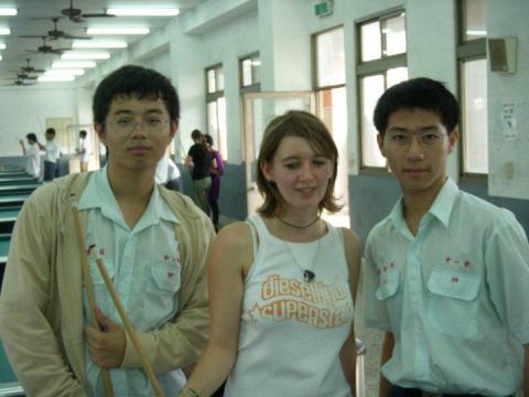 張老師 - 這是高中時代被指派擔任法國同學的翻譯，當初會說一點法文和英文溝通無礙只有我和另一位徐同學