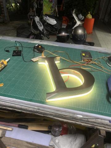 胡皇凱 - 招牌維修