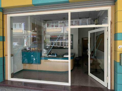 士鑫玻璃有限公司 - 補習班門面玻璃安裝