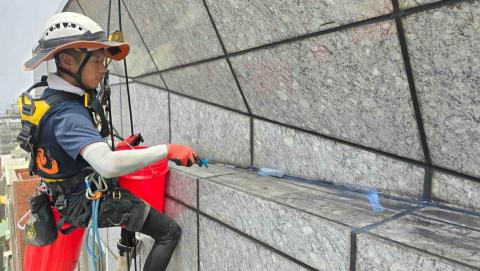 台灣外牆蜘蛛人 - 透明防水漆施作