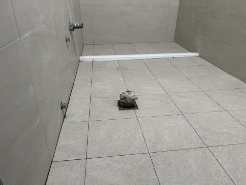 坤龍企業社 - 地磚對縫施工+乾濕分離止水條安裝