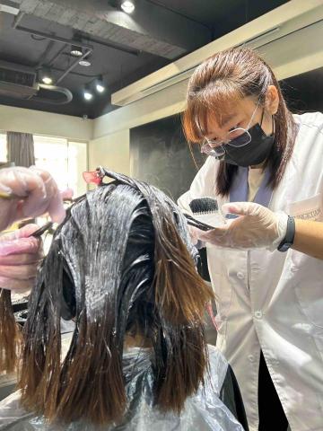 林筠蓉 - 這個是在補染頭髮