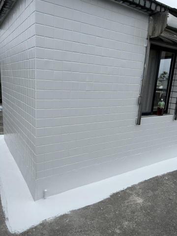 坤龍企業社 - 防水底漆完成後,屋凸外牆全面積防水漆二面施作圖