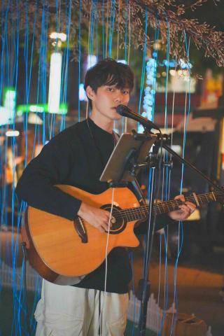 夏宇辰 - 於市集的駐唱演出